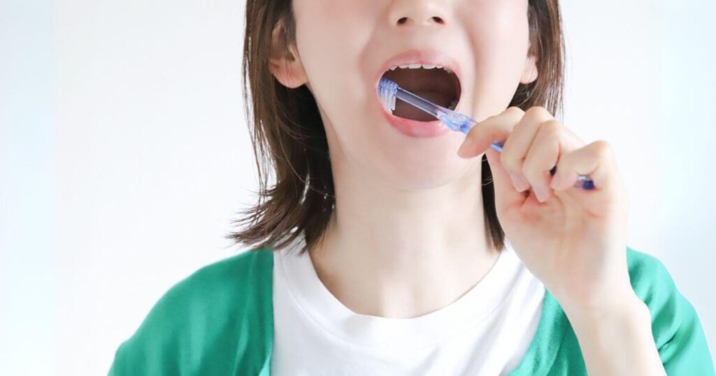 歯周病予防のために歯を磨く女性