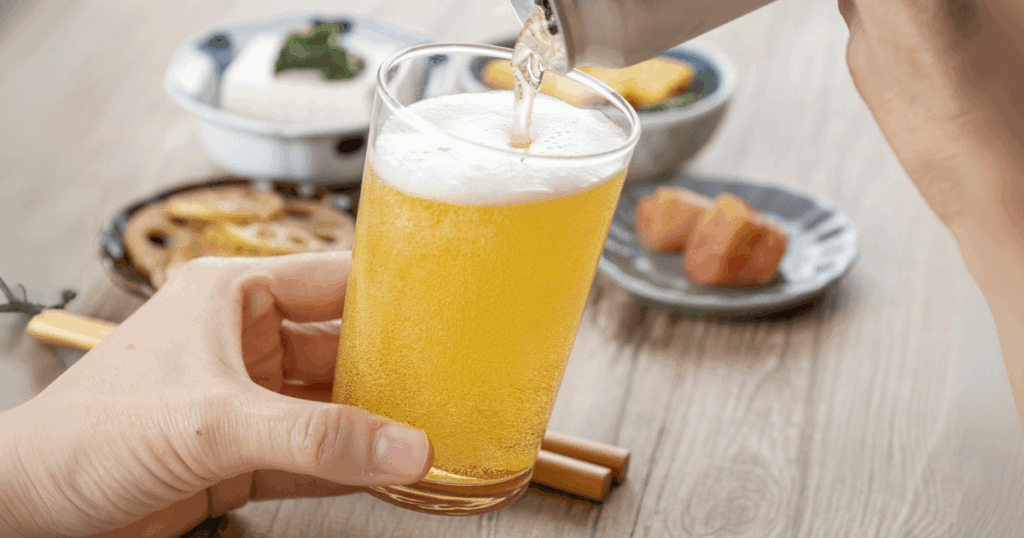 ビールを注ぐ手元の写真