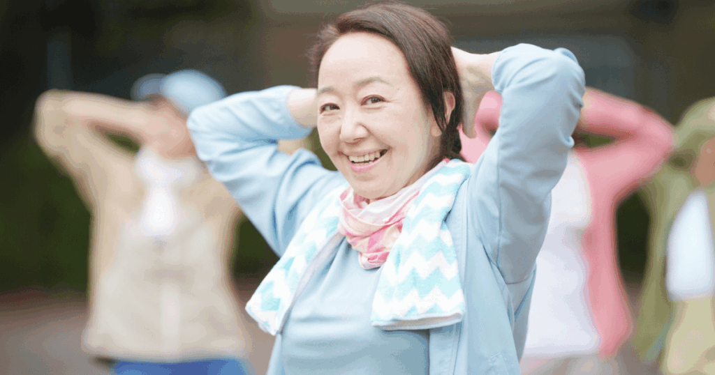 屋外でストレッチをする笑顔の女性