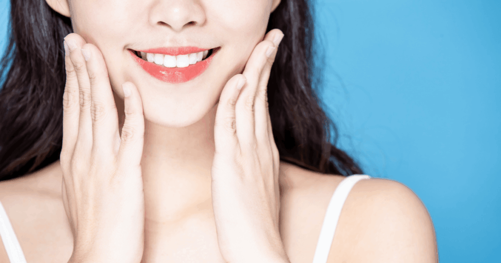 前歯が美しい女性